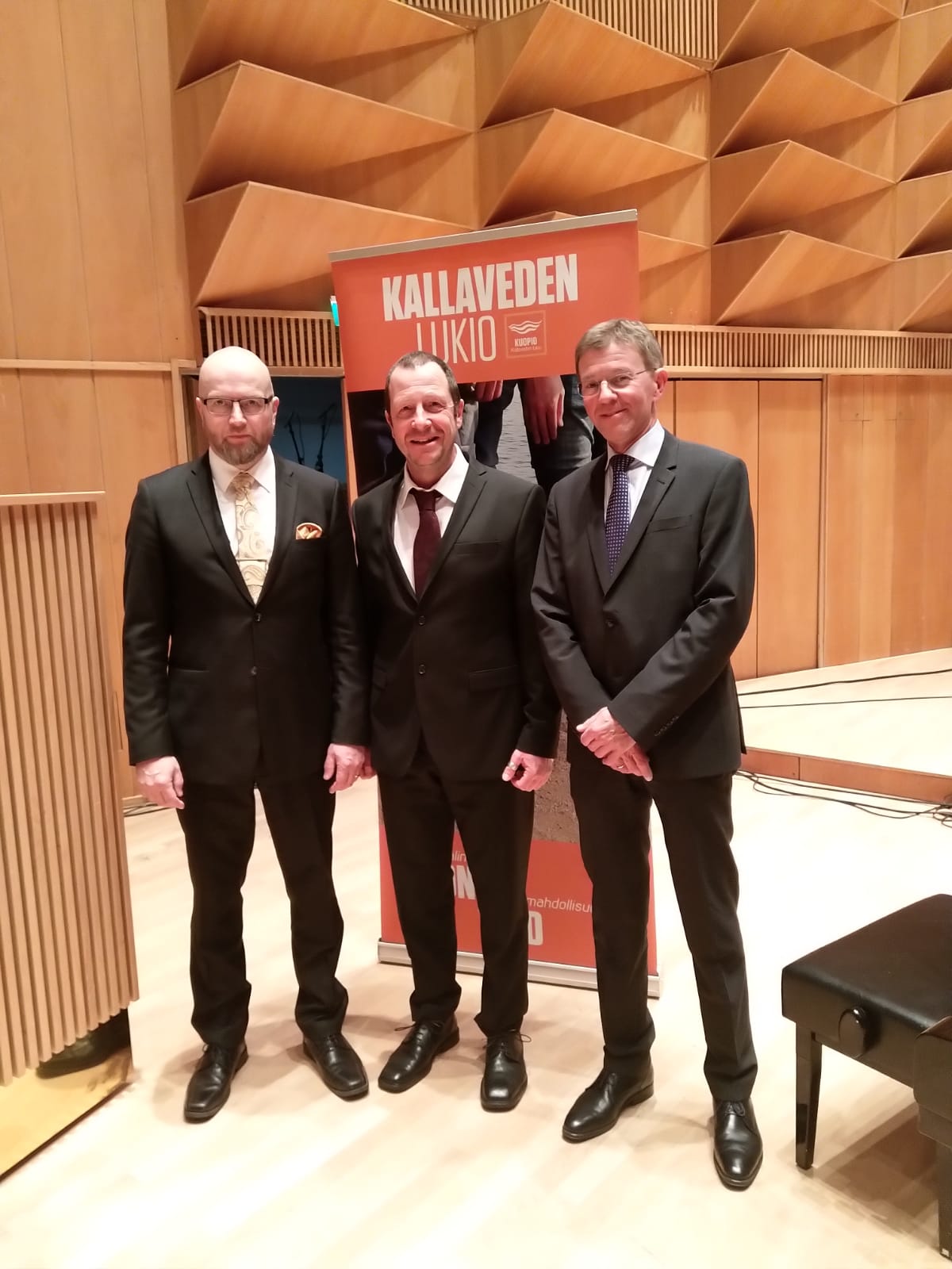 Herr Monselewski und Herr Lauter mit dem Schulleiter von Kallaveden Lukio, Herrn Ensio Vatanen
